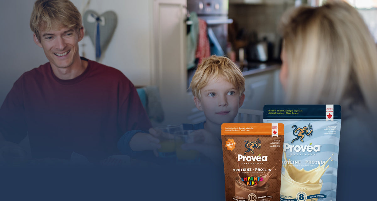 Une famille au déjeuner avec les sacs de protéine Provéa adulte vanille et Protéine Enfants chocolat